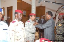 Tchad : Les officiers généraux ayant dirigé les dernières opérations militaires décorés Tchad : Les officiers généraux ayant dirigé les dernières opérations militaires décorés