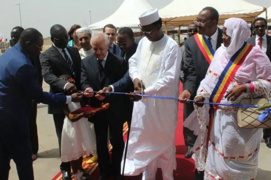 Le chef de l'Etat tchadien coupe le ruban d'inauguration à la cimenterie de Lamadji, ce lundi 13 juin. Alwihda Info