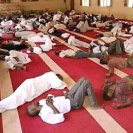 Des jeunes abéchois se reposent dans une mosquée, face à la chaleur. Alwihda Info/D.H.