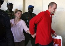 Le président de L'Arche de Zoé, Eric Breteau et sa compagne Emilie Lelouch, le 21 décembre 2007 à N'Djamena