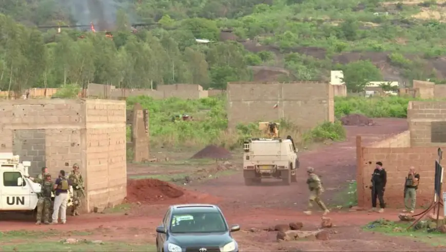 Des forces armées devant le campement Kangaba suite à l'attaque des lieux par des hommes armés, le 18 juin. © REUTERS/ REUTERS TV