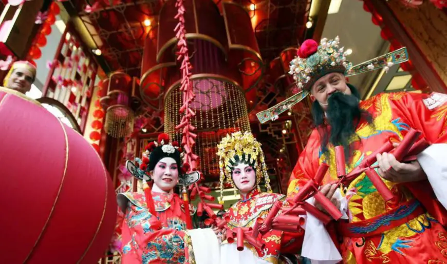 A shopping mall organizes a folk festival to mark the start of business in a new year in Hong Kong. Traditional Chinese culture thrives in Hong Kong as it marks the 20th anniversary of its return to China. Whether in large shopping malls or on small street corners, the influences of traditional Chinese culture are deep and prevalent. (Photo: China News Service/Hong Shaokui)