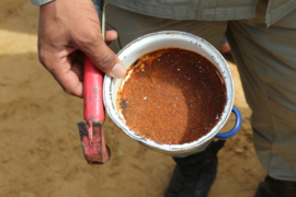Du piment en poudre utilisé pour aveugler les victimes de braquages de motos, et un marteau servant à frapper. Alwihda Info