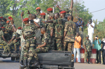 Des soldats gouvernementaux désarmés en Côte d'Ivoire.