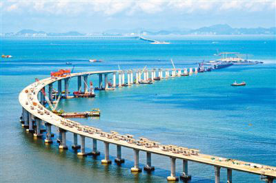 The picture shows the Hong Kong-Zhuhai-Macao Bridge under construction. (Photo by Xinhua News Agency)