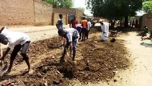 Tchad : Les jeunes du quartier Torodona 2 s’activent à creuser des caniveaux à Am-Timan