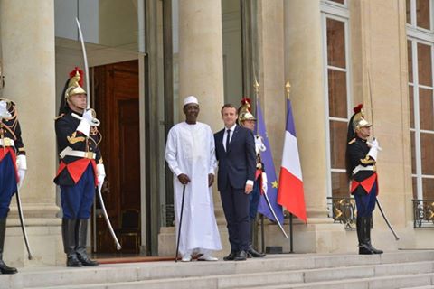 Idriss Déby et Emmanuel Macron sur le perron de l'Elysée, à Paris.