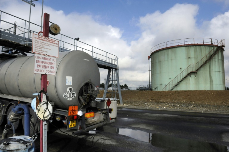 Photo prise le 25 août 2008 du site de production de Geopetrol à Sivry-Courtry. Les investissements dans l'exploration et la production d'hydrocarbures devraient repartir à la hausse en 2017, mais cela sera essentiellement concentré aux Etats-Unis / © AFP/Archives / STEPHANE DE SAKUTIN Photo prise le 25 août 2008 du site de production de Geopetrol à Sivry-Courtry. Les investissements dans l'exploration et la production d'hydrocarbures devraient repartir à la hausse en 2017, mais cela sera essentiellement concentré aux Etats-Unis / © AFP/Archives / STEPHANE DE SAKUTIN