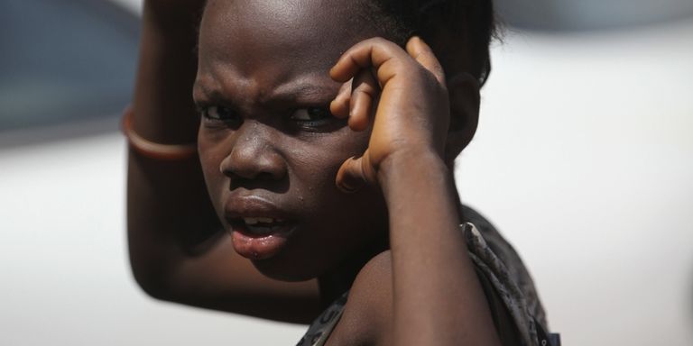 Un enfant vend des bananes dans les rues de Bangui, le 3 janvier 2013. CRÉDITS : REUTERS/LUC GNAGO