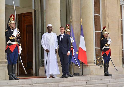 Idriss Déby et Emmanuel Macron sur le perron de l'Elysée.