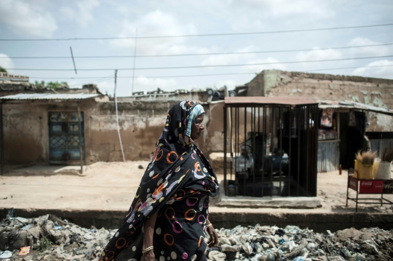 Une femme marche dans une rue de Maiduguri, la capitale du nord-est du Nigeria, régulièrement visée par le groupe jihadiste Boko Haram, le 7 juillet 2017 / © AFP/Archives / STEFAN HEUNIS Une femme marche dans une rue de Maiduguri, la capitale du nord-est du Nigeria, régulièrement visée par le groupe jihadiste Boko Haram, le 7 juillet 2017 / © AFP/Archives / STEFAN HEUNIS
