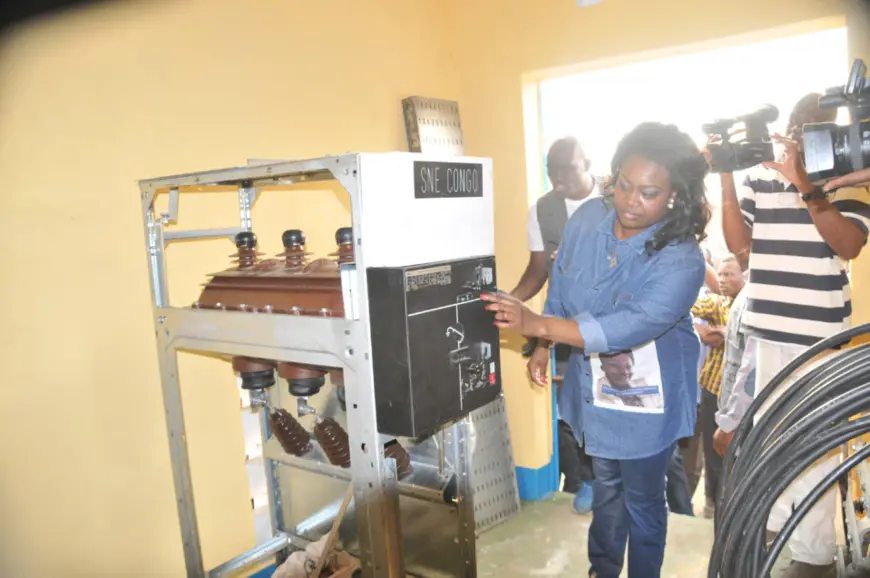 Claudia Sassou visitant les installations du transformateur à haute tension