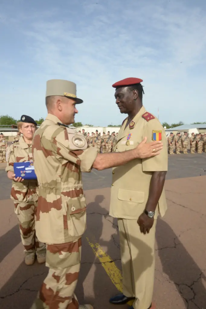Des officiers tchadiens et américains décorés par la Force Barkhane