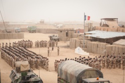 Des officiers tchadiens et américains décorés par la Force Barkhane Des officiers tchadiens et américains décorés par la Force Barkhane