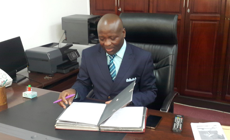 A peine installé, le Pr René Joly Assako Assako est déjà au travail. A peine installé, le Pr René Joly Assako Assako est déjà au travail.