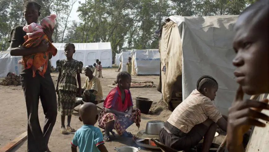La famille Kezono, dans le camp de déplacés de Bossangoa, près de l'église Saint-Antoine-de-Padoue, le 25 novembre dernier. © REUTERS/Joe Penney