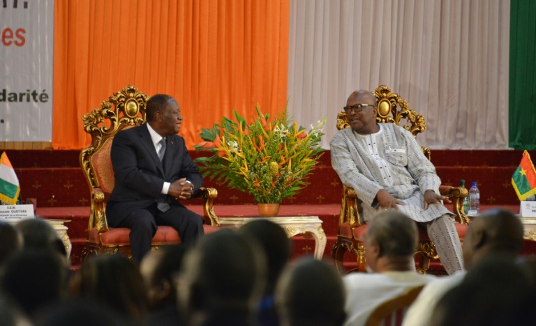 Le président ivoirien Alassane Ouattara (G) et le président du Burkina Faso Roch Marc Christian (D), à Ouagadougou le 18 juillet 2017 / © AFP / Ahmed OUOBA