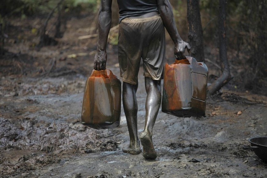 Dans une raffinerie illégale. Au Nigeria, des milliers de personnes participent à ce détournement de pétrole, connu localement sous le nom de "bunkering", qui consiste à trouer les pipelines pour voler du pétrole brut, qu'ils raffinent ou vendent directement. REUTERS/AKINTUNDE AKINLEYE