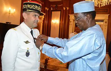 Tchad : Le Général de division français Zavier De Woillemont décoré par le Président