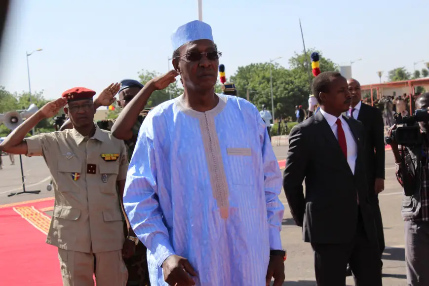 Le Président tchadien Idriss Déby rend hommage aux martyrs, au monument aux morts à la Place de la Nation. Alwihda Info/D.W.