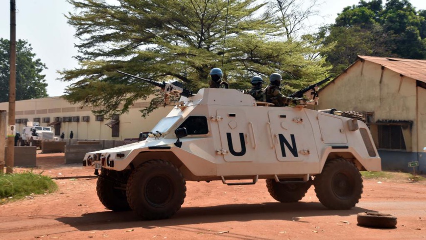 Une patrouille de la Minusca près d'un bureau de vote à Bangui, après les élections présidentielle et législatives en Centrafrique, le 2 janvier 2016. © ISSOUF SANOGO / AFP