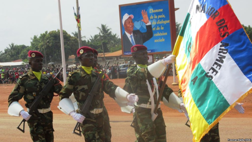 Parade militaire des FACA à Bangui en décembre 2016. Crédits photo : Freeman Sipila (VOA) Parade militaire des FACA à Bangui en décembre 2016. Crédits photo : Freeman Sipila (VOA)