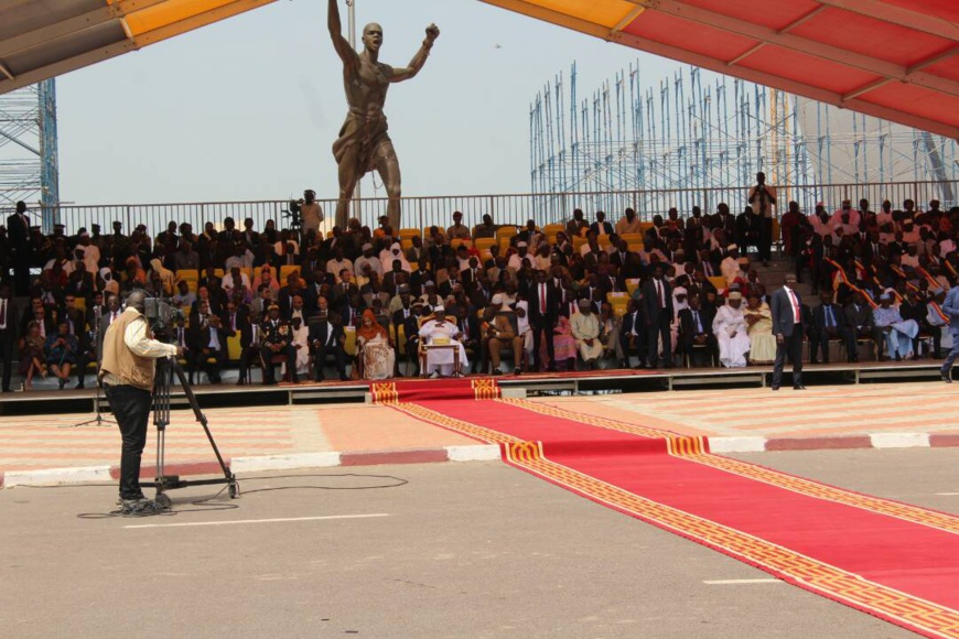 La tribune officielle ce vendredi 11 août à la Place de la Nation, N'Djamena. Alwihda Info/D.W.