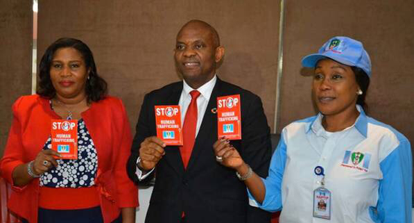 La DG du groupe United Capital Plc, Oluwatoyin Sanni (à gauche); le Promoteur de la Fondation Tony Elumelu, M. Tony Elumelu; et la DG de NAPTIP, Julie Okah-Donli, lors de la visite de la DG de NAPTIP à la fondation Tony Elumelu à Lagos le jeudi dernier; La DG du groupe United Capital Plc, Oluwatoyin Sanni (à gauche); le Promoteur de la Fondation Tony Elumelu, M. Tony Elumelu; et la DG de NAPTIP, Julie Okah-Donli, lors de la visite de la DG de NAPTIP à la fondation Tony Elumelu à Lagos le jeudi dernier;