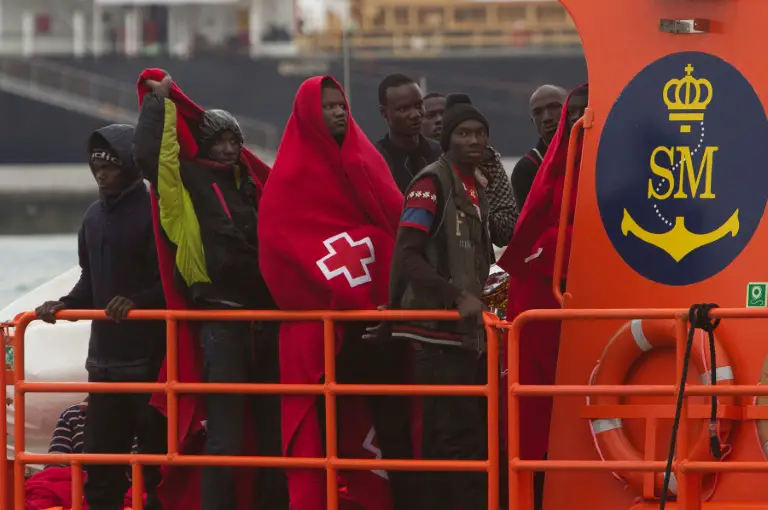 Un groupe de migrants arrive dans le port espagnol de Malaga à bord d'un bateau des garde-côtes qui les a secourus en mer le 3 décembre 2016 / © AFP/Archives / SERGIO CAMACHO
