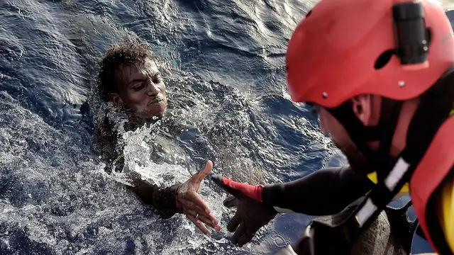Un des migrants sauvés lundi 3 octobre 2016 par l'ONG Proactiva Open Arms au large de la Libye. AFP PHOTO / ARIS MESSINIS