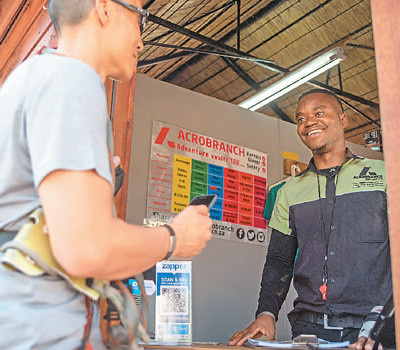 A tourist pays for a rope course using Alipay in Johannesburg, South Africa. (Photo by Xinhua News Agency)