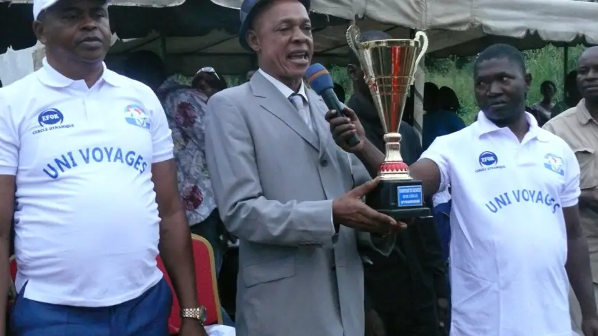 Le président Mbassi remettant le trophée.