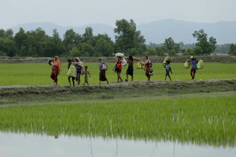 Des réfugiés rohingyas partis de Birmanie arrivent à Teiknaf, le 7 septembre 2017 au Bangladesh / © AFP / K M ASAD