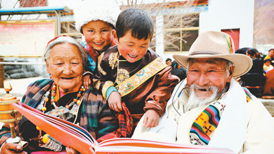 A senior Tibetan tells children about Tibet’s latest development, changes and people’s new life. A senior Tibetan tells children about Tibet’s latest development, changes and people’s new life.