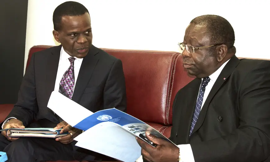 Antonio Pedro (à gauche), reçu par le ministre camerounais  du Commerce, Luc Magloire Mbarga Atangana (à droite).