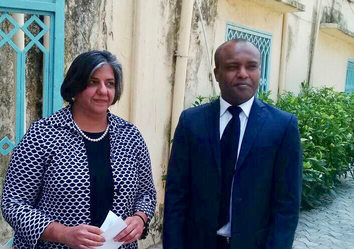 Le ministre secrétaire général du gouvernement, Abdoulaye Fadoul Sabre (droite) et l'ambassadrice des États-Unis au Tchad, Geeta Pasi (gauche). Alwihda Info Le ministre secrétaire général du gouvernement, Abdoulaye Fadoul Sabre (droite) et l'ambassadrice des États-Unis au Tchad, Geeta Pasi (gauche). Alwihda Info