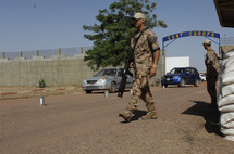 Un poste de sécurité du camp européen armé par des militaires suédois au Tchad. Un poste de sécurité du camp européen armé par des militaires suédois au Tchad.