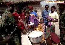 © Alwihda / Ravitaillement en brousse. Les éléments du FDPC achètent au prix fort des céréales pilées à des villageois. © Alwihda / Ravitaillement en brousse. Les éléments du FDPC achètent au prix fort des céréales pilées à des villageois.