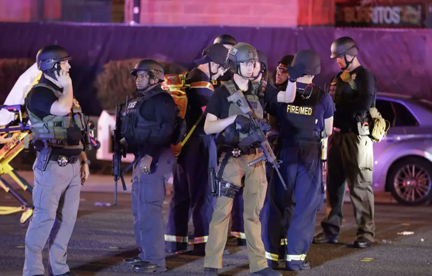 Des policiers sécurisent les abords du Mandala Bay Hotel, à Las Vegas, après la fusillade qui a fait au moins 20 morts. — John Locher/AP/SIPA