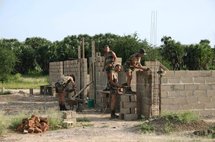 Les soldats français construisent une école dans un village isolé. Les soldats français construisent une école dans un village isolé.