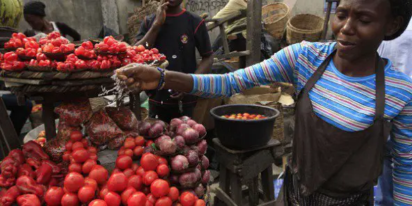 Vendeuse de tomates au maché Obalende de Lagos, au Nigeria, le 14 janvier 2012. © Sunday Alamba/AP/SIPA