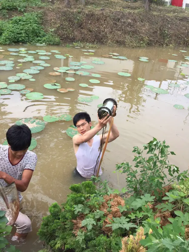 Shi Shengyu, first Party secretary of Weidianji Village, Yucheng County, central China’s Henan Province, helps villagers retrieve their pump in fast-moving water from an unexpected heavy rain. Shi was designated by People’s Daily to help the impoverished villagers.