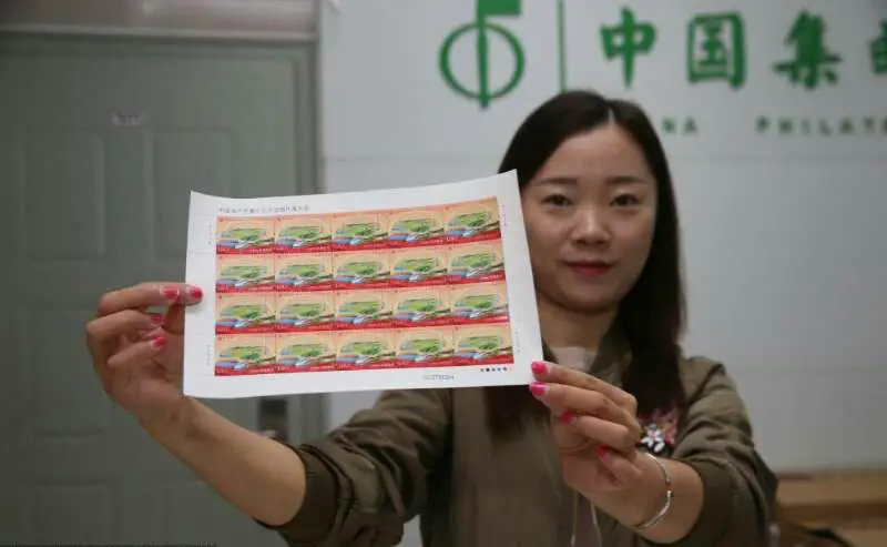 A postal staff shows the commemorative stamps for the 19th CPC National Congress on Oct. 17 in Leshan, southwest China’s Sichuan Province. (Photo from People’s Daily Online)