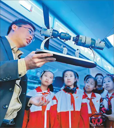A staff from a radio administration bureau teaches students the application of radio in aerospace industry. An activity about space knowledge was held for students of a primary school in Qinhuangdao, north China’s Hebei province in April, 2017. (Photo by Shi Ziqiang from People’s Daily)
