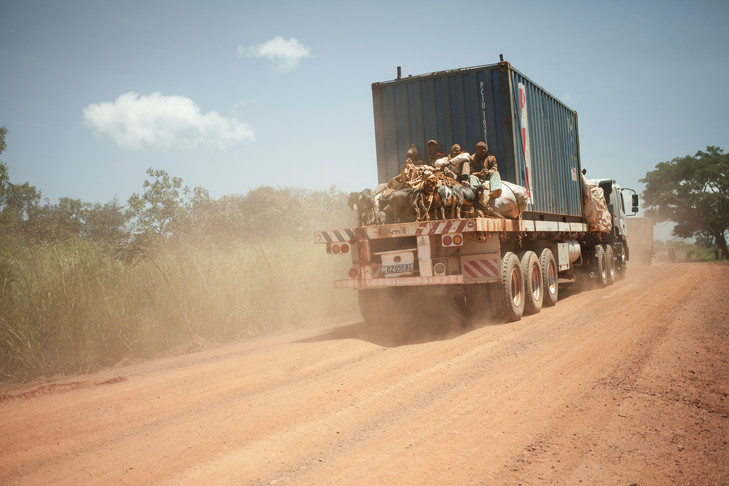 Sur la route entre Douala et Bangui, en Centrafrique, le 15 octobre. AFP PHOTO / FLORENT VERGNES / FLORENT VERGNES/AFP