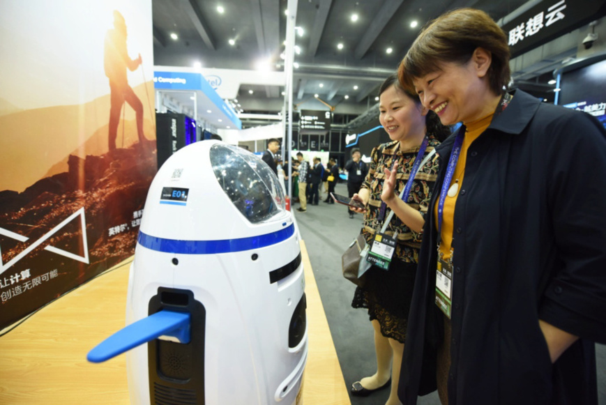 Visitors interact with intelligent robots during "The Computing Conference 2017" in Hangzhou, capital of east China's Zhejiang Province on October 11, 2017. (Photo by People’s Daily Online)