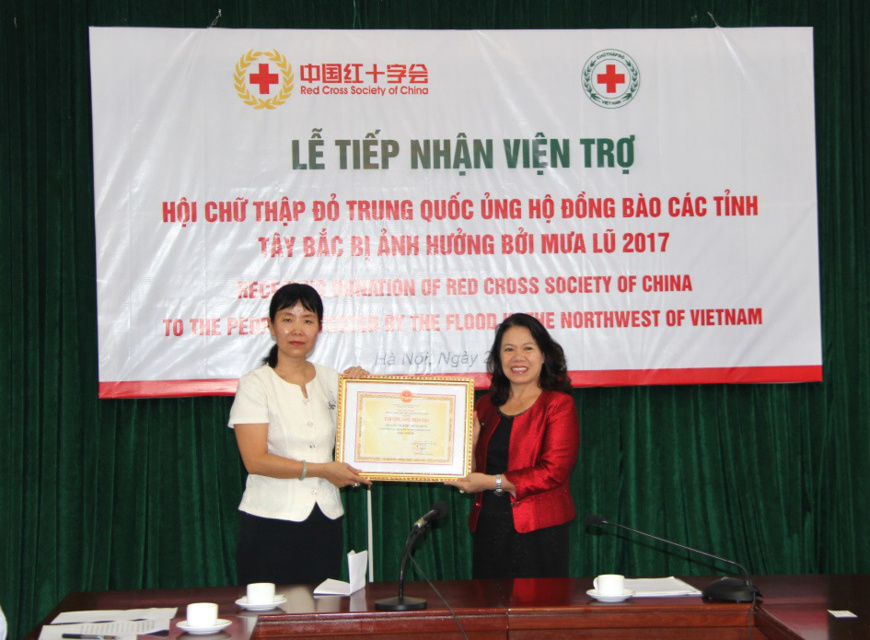 The Chinese Embassy in Vietnam, entrusted by the Red Cross Society of China, makes a cash donation of $50,000 to the Vietnam Red Cross Society to help Vietnam’s flood-stricken communities, August 23, 2017. Photo :Liu Gang from People’s Daily