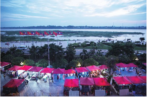 Street stalls at a night market by the Mekong River in Vientiane, Laos in November 2017 Photo: VCG. Street stalls at a night market by the Mekong River in Vientiane, Laos in November 2017 Photo: VCG.