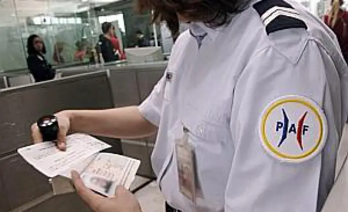 Immigration : une nouvelle loi pour renforcer les contrôles d’identité autour des ports et aéroports