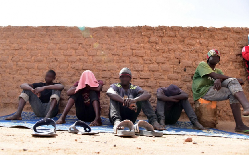 ILLUSTRATION. Des migrants de l'Ouest de l'Afrique attendent de passer en Libye. (AFP/Issouf Sanogo)